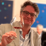 Jelle Schutte met een wijntje in zijn hand