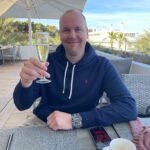 Jurgen van Erp met een glas wijn in zijn hand