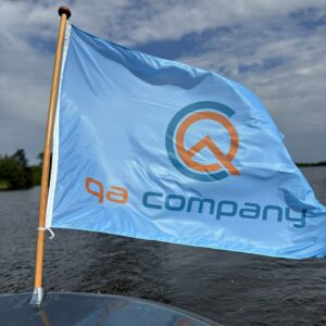 Vlag met QA Company logo